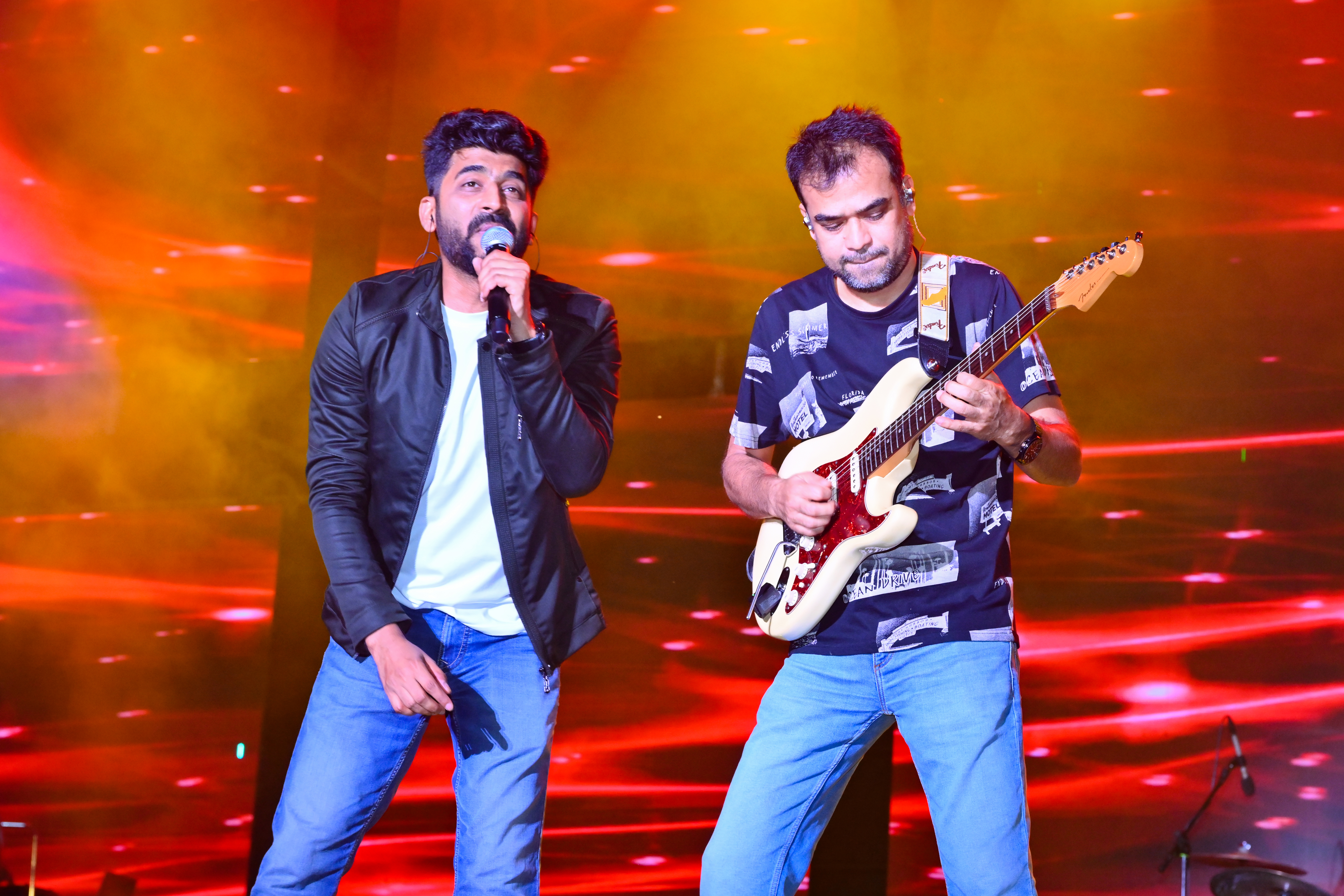 A person holding a microphone

AI-generated content may be incorrect.